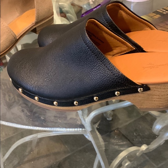 Universal Thread Black Mules - Picture 2 of 4